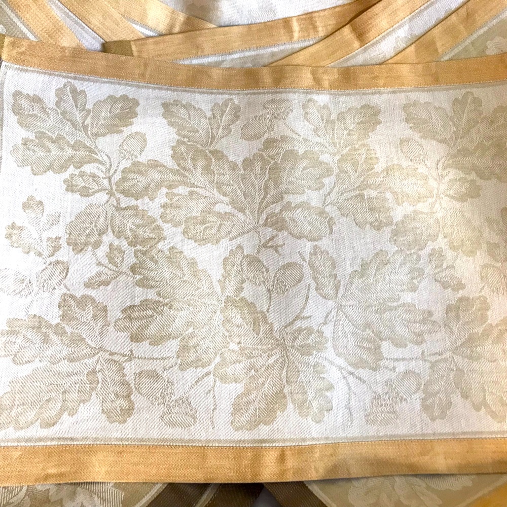 Lot of 8 William Sonoma fall leaves placemats and table runner.